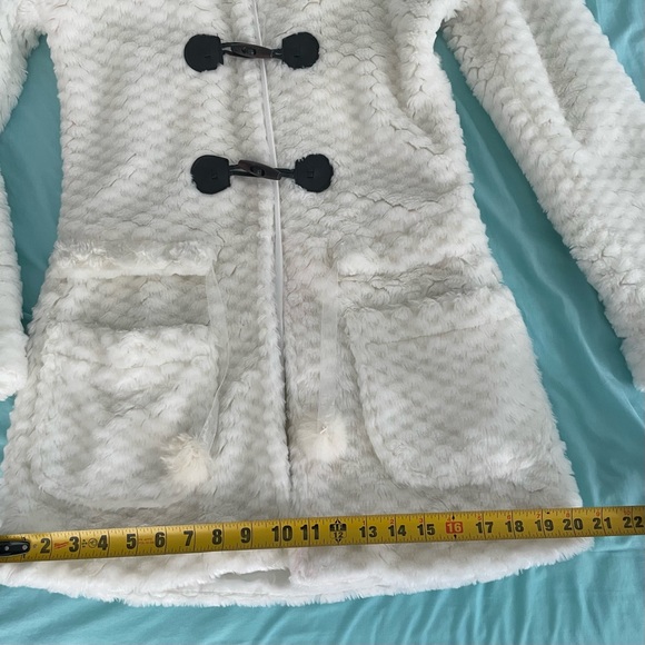 Fur coat with hood - Picture 10 of 11